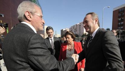 El rector de la Universitat de Val&egrave;ncia, Esteban Morcillo, saluda al presidente Alberto Fabra