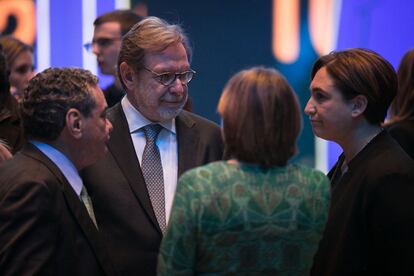 El presidente de PRISA, Juan Luis Cebrián (c), junto con el presidente de PRISA Radio, Augusto Delkáder (i), conversan con la alcaldesa de Barcelona, Ada Colau (d), y la presidenta del parlamento de Cataluña, Carme Forcadell.