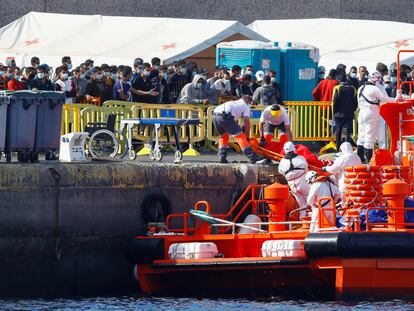 Un inmigrante es desembarcado en el muelle de Arguineguín en la isla de Gran Canaria.