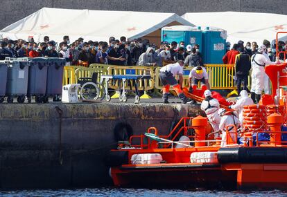 Un inmigrante es desembarcado en el muelle de Arguineguín en la isla de Gran Canaria.