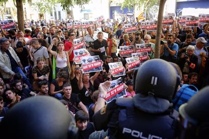 Manifestantes se enfrenta a la policía ante la sede de la CUP.