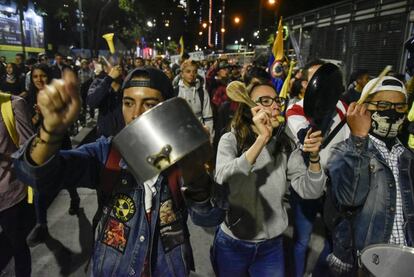 Manifestantes marchan y hacen sonar cacerolas en Bogotá. 