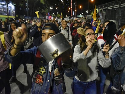 Manifestantes marchan y hacen sonar cacerolas en Bogotá. 