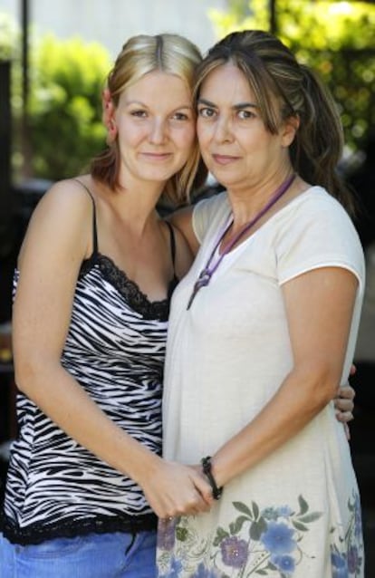 María Luisa Torres Romero con su hija Pilar Alcalde Guerrero.