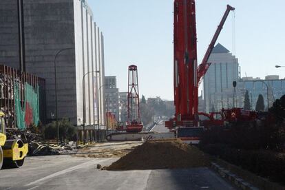 El Ayuntamiento ha decidido atacar el desmontaje del edificio "de afuera adentro", con cuatro grandes grúas con gran capacidad de cargae irá retirando los restos pieza a pieza.