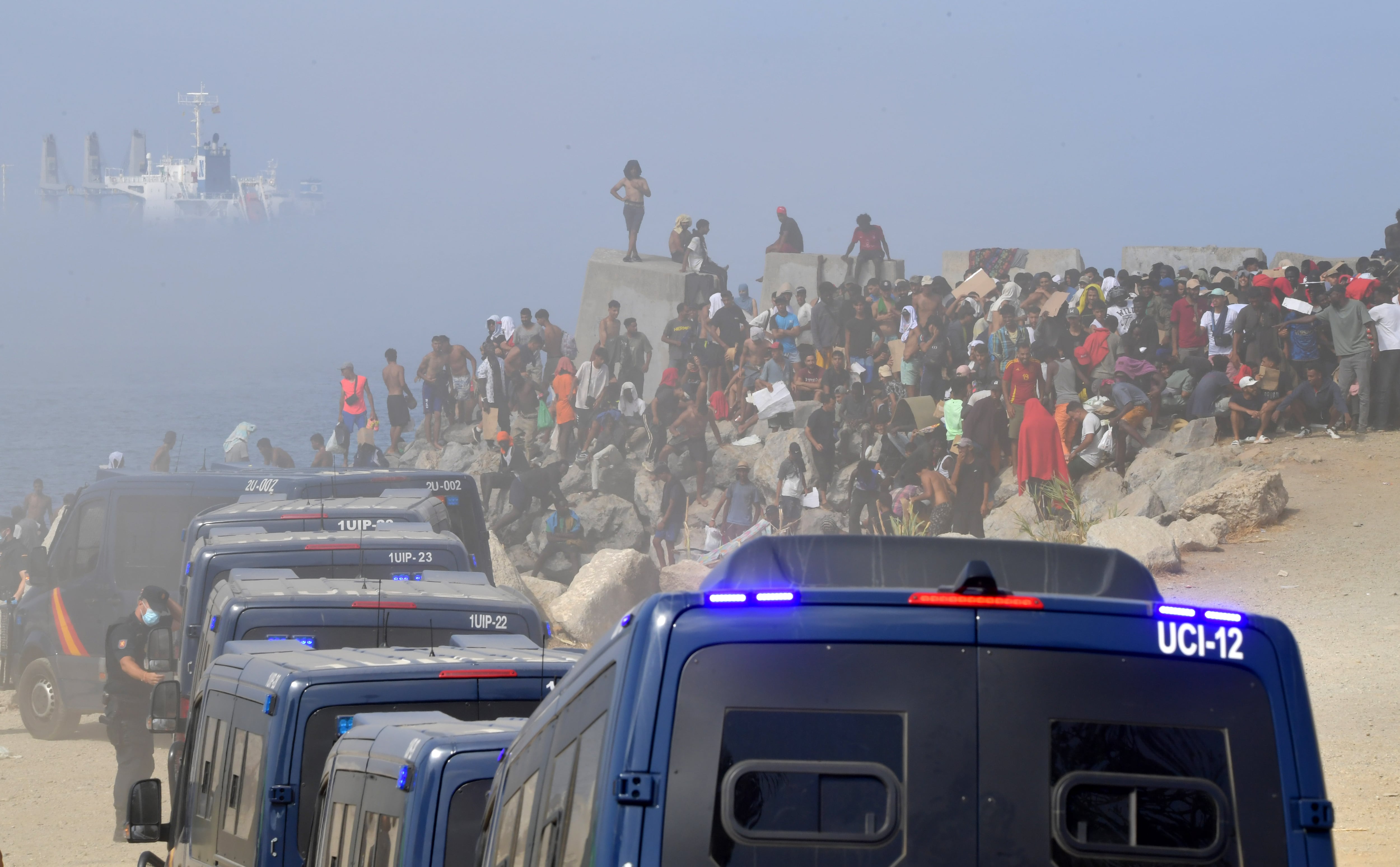 Furgoneta de la Policía Nacional, el pasado jueves junto a la playa del Trampolín, en Ceuta, donde se concentran numerosos migrantes llegados el 30 de julio a la ciudad autónoma.