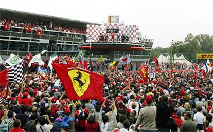 Los aficionados de Ferrari celebran la presencia en el podio de Rubens Barrichello y Michael Schumacher.