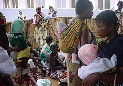 Madres con sus hijos en Manhiça (Mozambique).