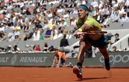 Rafael Nadal se estira para intentar alcanzar una bola durante la final de Roland Garros. 
