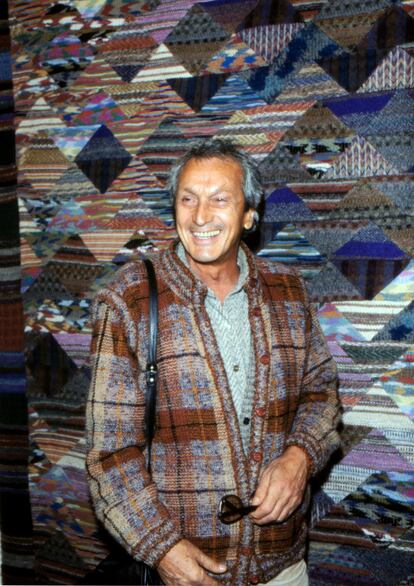 Ottavio Missoni fotografiado en 1990 con una de sus célebres prendas de punto, de trama inimitable.