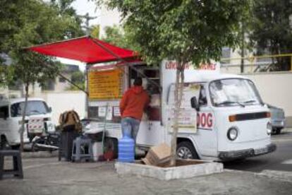 Fotografía tomada el pasado 26 se septiembre en la que se registró en una calle de Sao Paulo un modelo de Kombi, la mítica furgoneta "hippie" de Volkswagen que se fabricó en Brasil desde 1957.