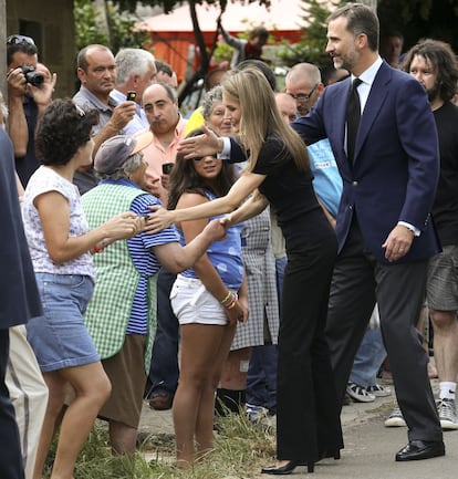 Los Príncipes de Asturias, Felipe y Letizia, conversan con los vecinos de Angroris, en las proximidades de Santiago de Compostela, en el día de ayer.