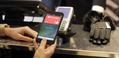 Una persona prueba Apple Pay con su iPhone en una tienda de Cortefiel en la Puerta del Sol, en Madrid.