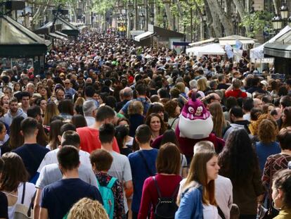 La Rambla de Barcelona, en plena efervescència de Sant Jordi.