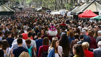 La Rambla de Barcelona, en plena efervescència de Sant Jordi.