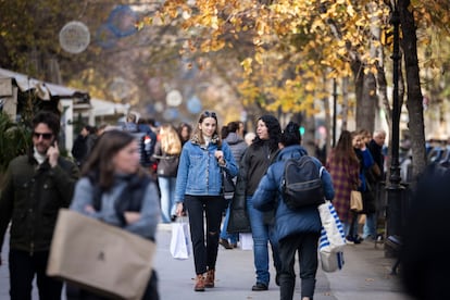 Personas caminando por la Rambla de Cataluña, en Barcelona.