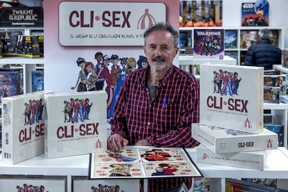 Miguel Ca?as, con el juego sobre educacin sexual y afectiva que ha creado, el 20 de diciembre en la tienda Homoludicus de Valencia.