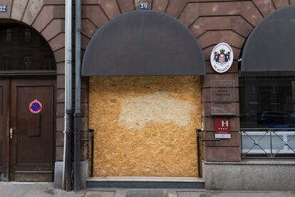 Entrada clausurada de un hotel en una de las arterias principales de Estrasburgo.  