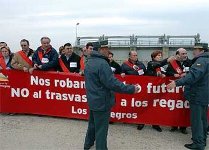 En la imagen, miembros del PSOE, PAR y CHA muestran una pancarta contra el trasvase.