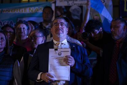 Bernardo Arévalo with his appeal for protection before the Public Ministry, on September 18 in Guatemala City.