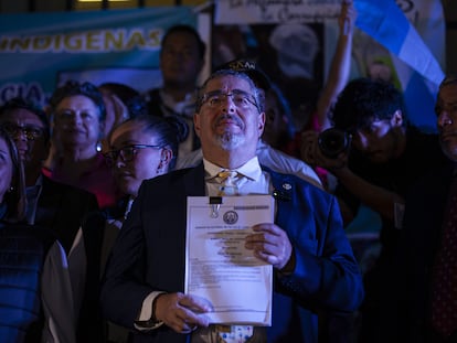 Bernardo Arévalo con su recurso de amparo ante el Ministerio Público, el 18 de septiembre en Ciudad de Guatemala.