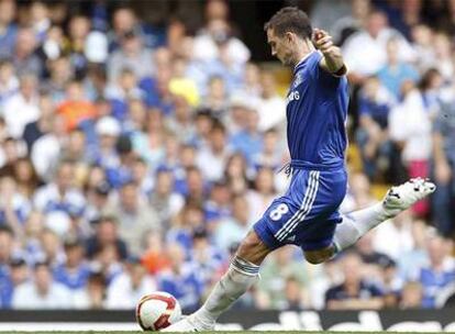 Frank Lampard lanza una falta del Chelsea.