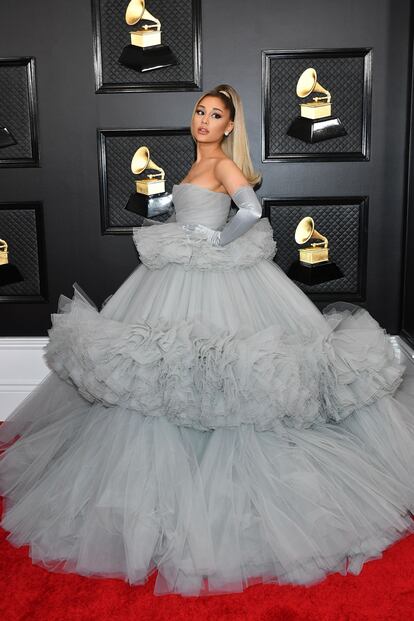 Ariana Grande apostó por este vestido de tul de gran volumen en color gris firmado por Giambattista Valli.