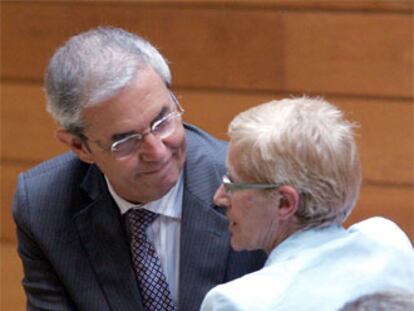 El futuro presidente de la Xunta, Emilio Perez Touriño, felicita a Dolores Villarino tras ser elegida presidenta del Parlamento gallego.