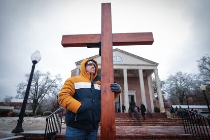 Un hombre abraza una cruz a las afueras de la iglesia donde se ha dado el último adiós a Tyre Nichols. 