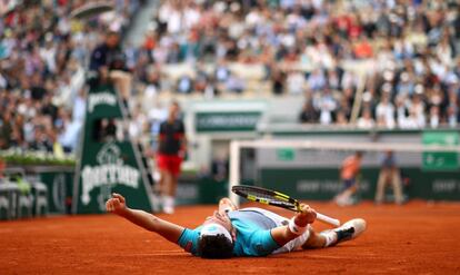 Cecchinato celebra su triunfo contra Djokovic en París.