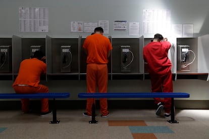 Detenidos hablan por teléfono en un Centro de Procesamiento ICE en, California, en 2023.