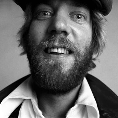 Un joven Donald Sutherland posa en el rodaje de 'M.A.S.H.' en 1968.