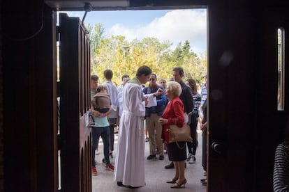 Mientras Higueras conduce la misa, cuatro sacerdotes atienden a los pecadores en confesionarios con pequeñas luces de semáforo en la puerta y cuando llega el momento de la comunión, 14 asistentes le ayudan para que no se forme una cola eterna.