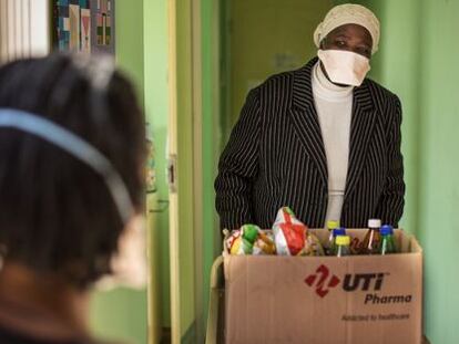 Una enfermera de la clínica Lizo Nobanda en Ciudad del Cabo lleva comida a enfermos de tuberculosis.