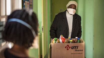 Una enfermera de la clínica Lizo Nobanda en Ciudad del Cabo lleva comida a enfermos de tuberculosis.