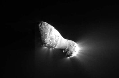 Una de las primeras imágenes del núcleo del cometa Hartley 2 transmitidas por la nave <i>Deep Impact</i> antes de su máxima aproximación, a 700 kilómetros.