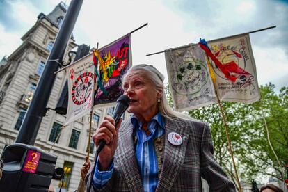 La dama Vivienne Westwood habla en un desfile de modas ambientalista de la ONG Extinction Rebellion, llamado "Carnaval del caos", frente a la embajada brasileña en Londres, el 1 de mayo de 2019. Fue una protesta contra la construcción de una carretera a través de la Amazonía por parte del gobierno brasileño.