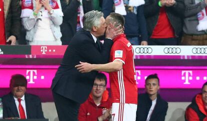 Ancelotti besa a Ribéry.