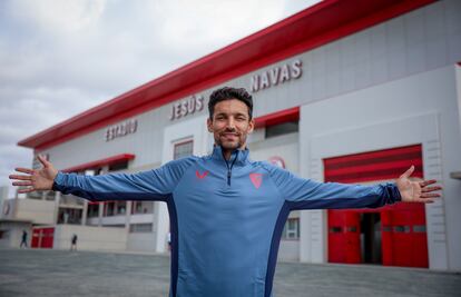 Navas posa delante del estadio que lleva su nombre en la ciudad deportiva del Sevilla, donde juega el filial.