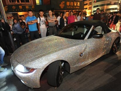 Curiosos observan un coche salpicado de diamantes en Shengyang. 