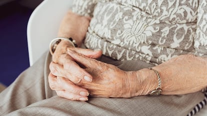 Una anciana en una residencia de mayores.