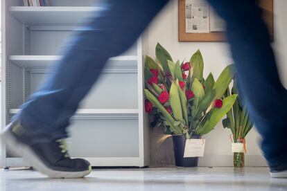 BARCELONA  20220422 
Cerca de la mitad de trabajadores del Parlament devuelve a Borràs la rosa y el libro de Sant Jordi. Foto: Carles Ribas