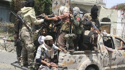 Combatientes progubernamentales patrullan en la ciudad de Taiz, el pasado 13 de marzo.