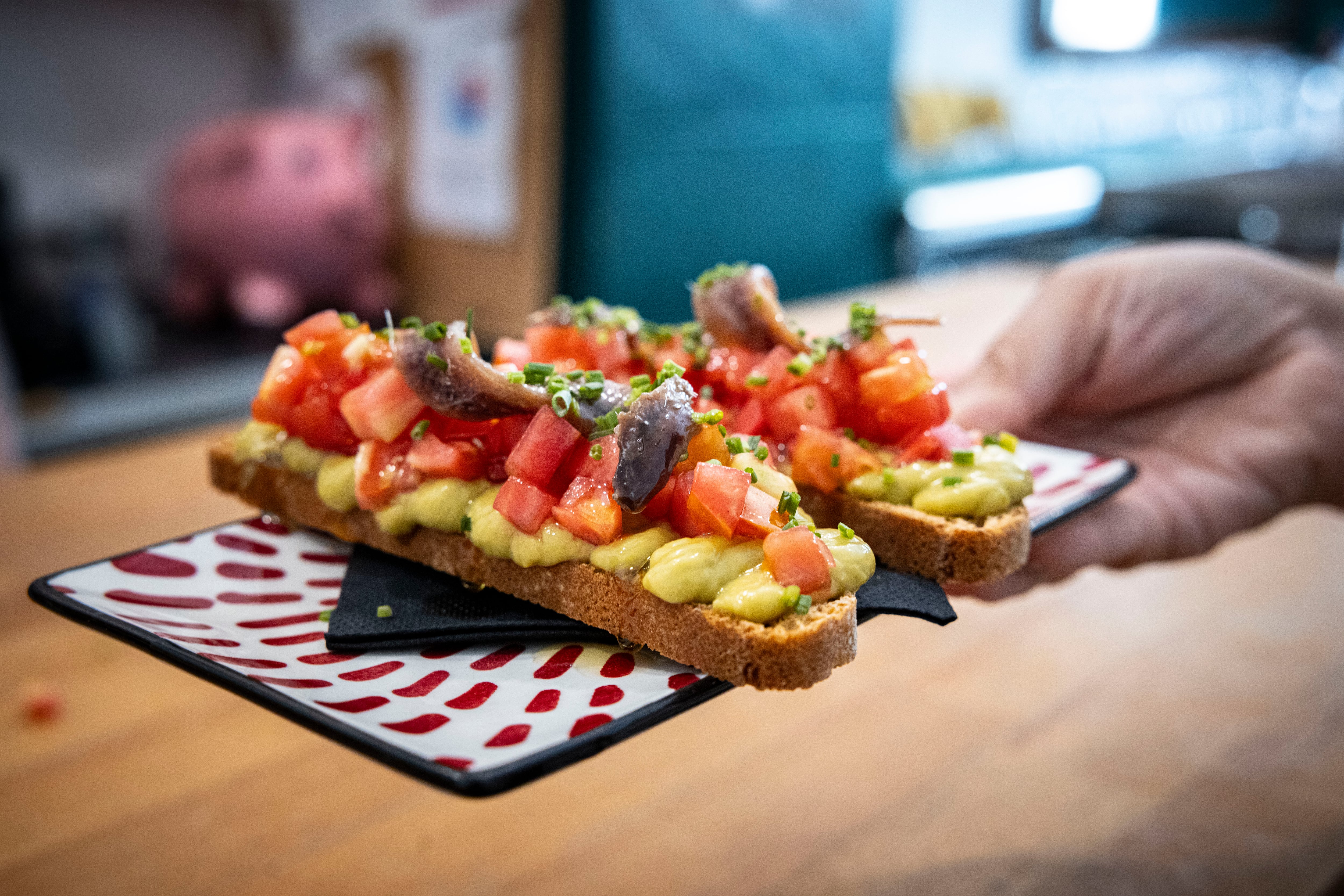 Tostada de aguacate, tomate y anchoa de El Templat.