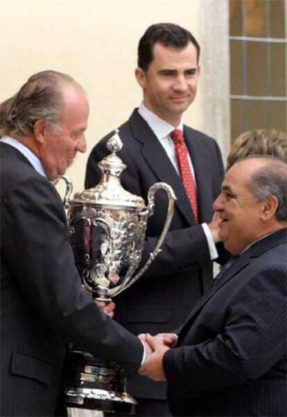 El rey Juan Carlos entrega la Copa Barón de Güell al presidente de la Federación Española de Tenis, Pedro Muñoz.