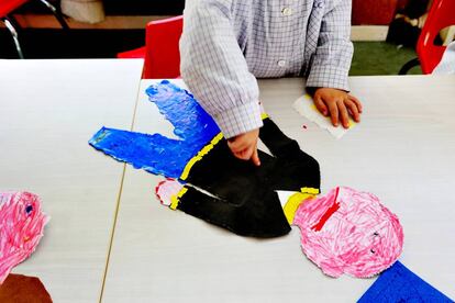 Un niño prepara su regalo para el Día del Padre.