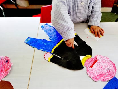 Un niño prepara su regalo para el Día del Padre.