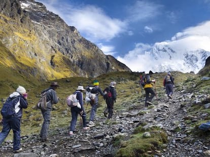 Un grupo de senderistas en el Camino Inca (Per&uacute;), cuyos 40 kil&oacute;metros de recorrido conducen a Machu Picchu.  