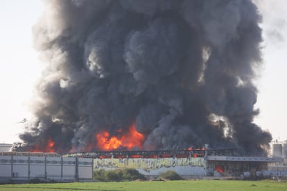 A building in Gederal (Israel) burns after being hit by a Palestinian missile.
