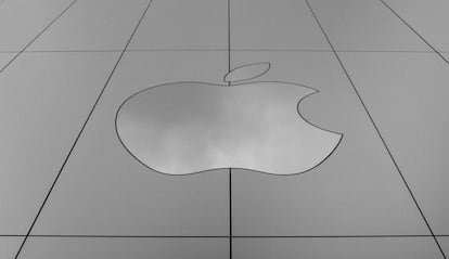 Logo de Apple de color gris con líneas